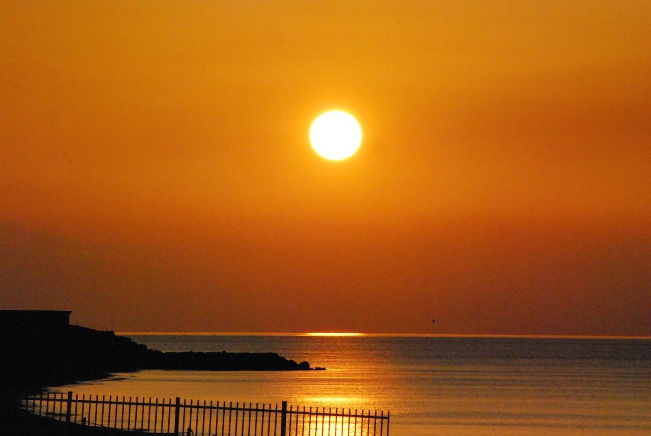 Tramonto Sul Mare - Sea Suite Savona Buitenkant foto