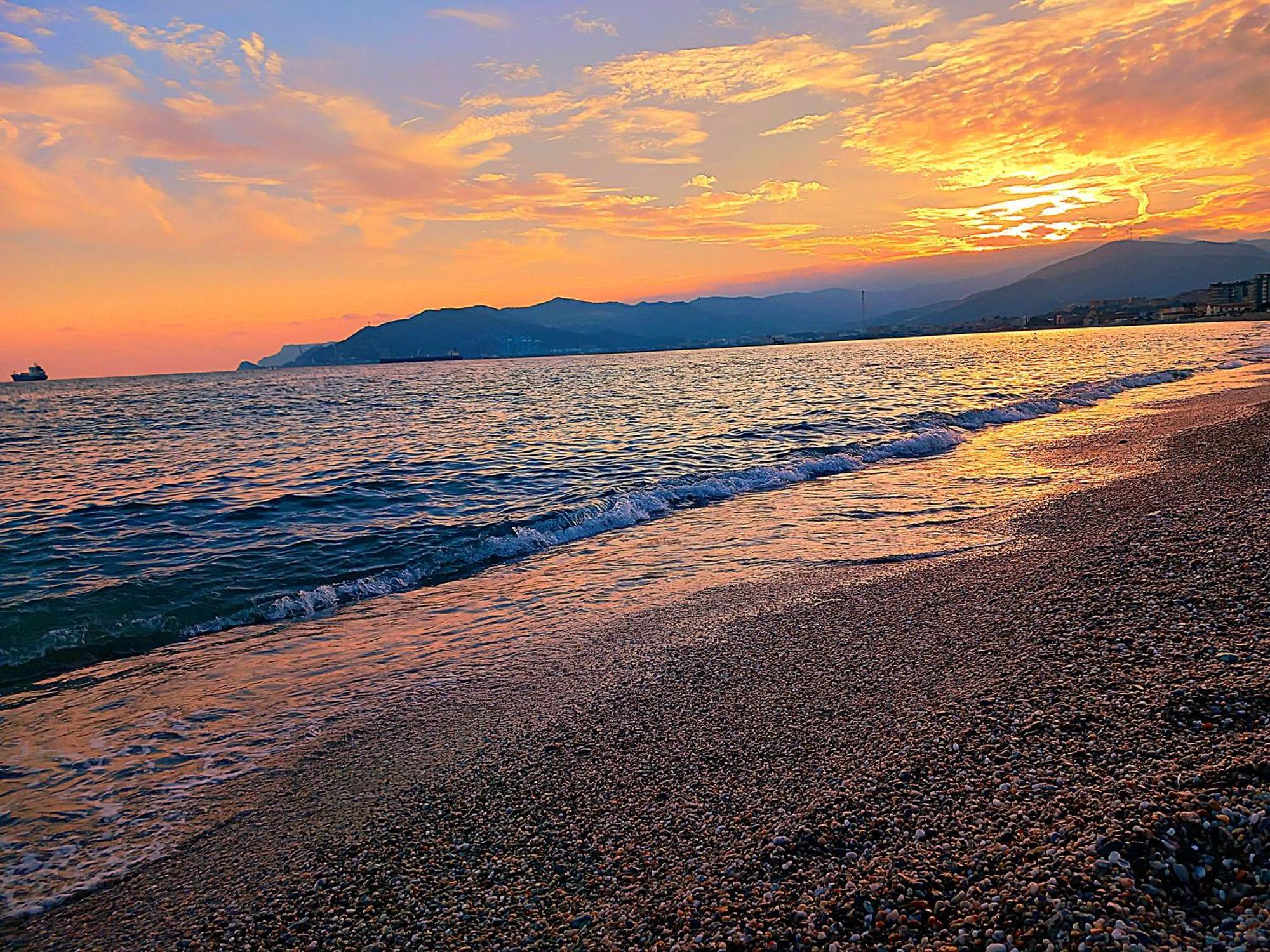 Tramonto Sul Mare - Sea Suite Savona Buitenkant foto