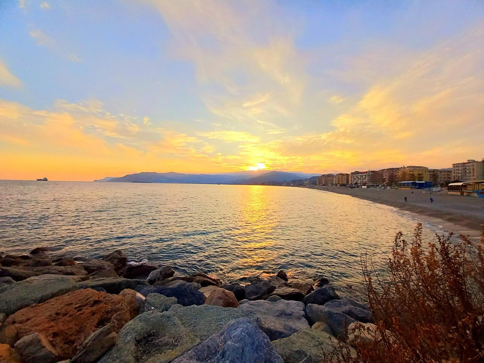 Tramonto Sul Mare - Sea Suite Savona Buitenkant foto