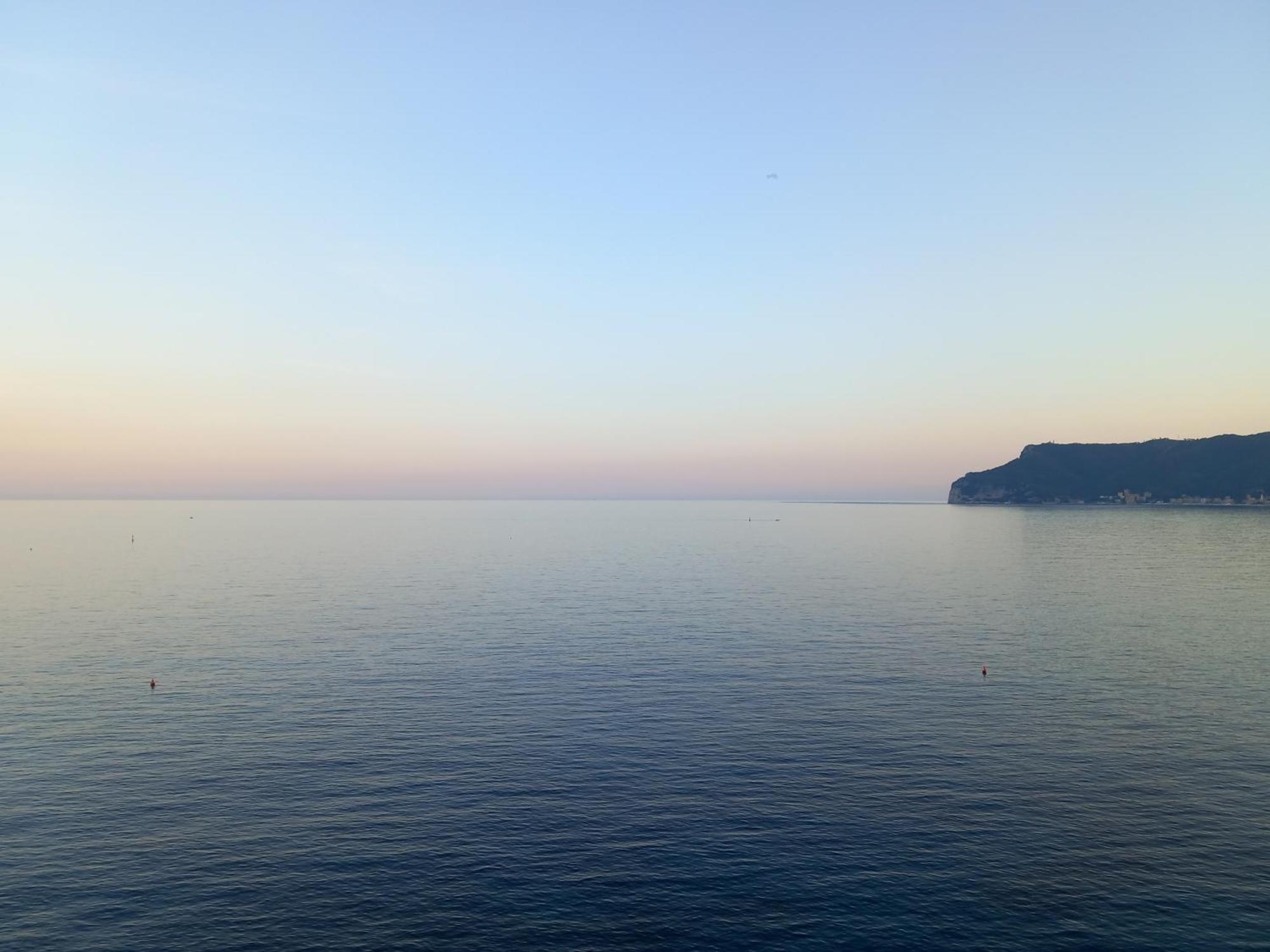 Tramonto Sul Mare - Sea Suite Savona Buitenkant foto