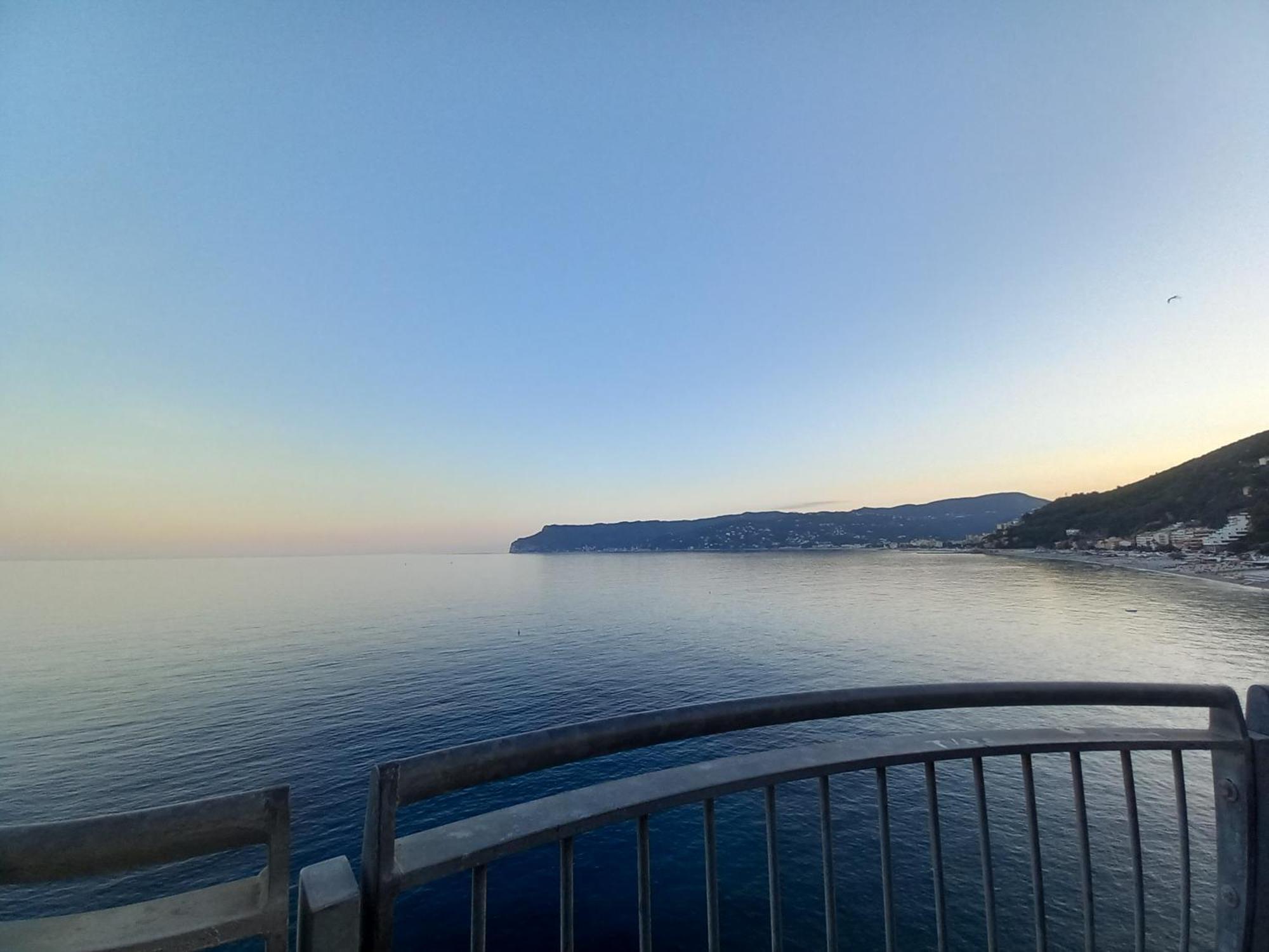 Tramonto Sul Mare - Sea Suite Savona Buitenkant foto